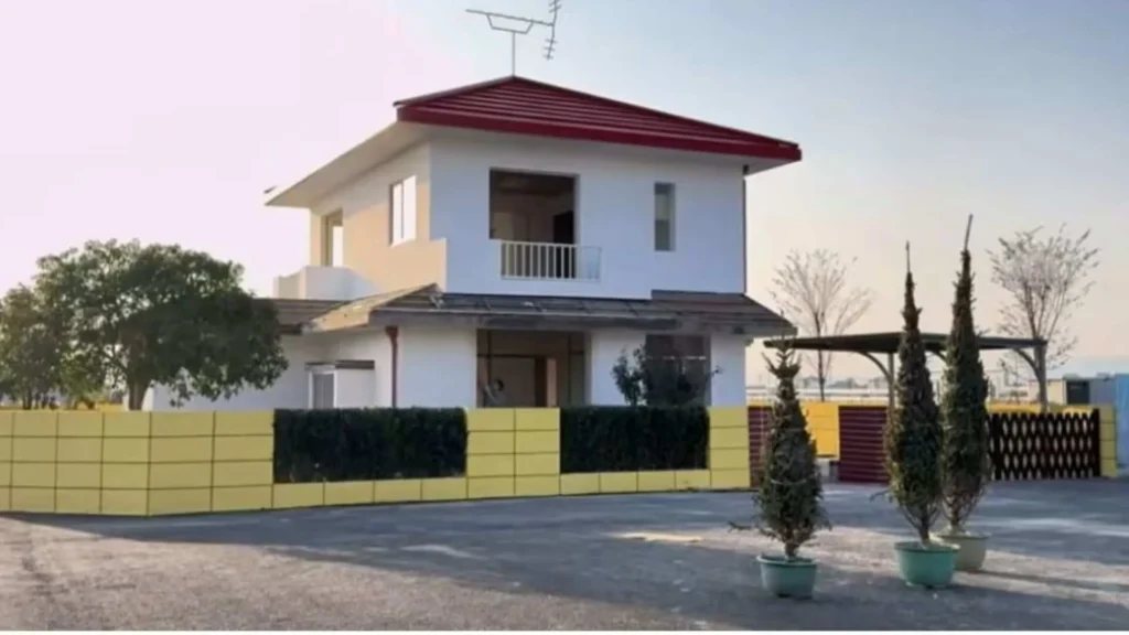 Man Builds Shin Chan's House