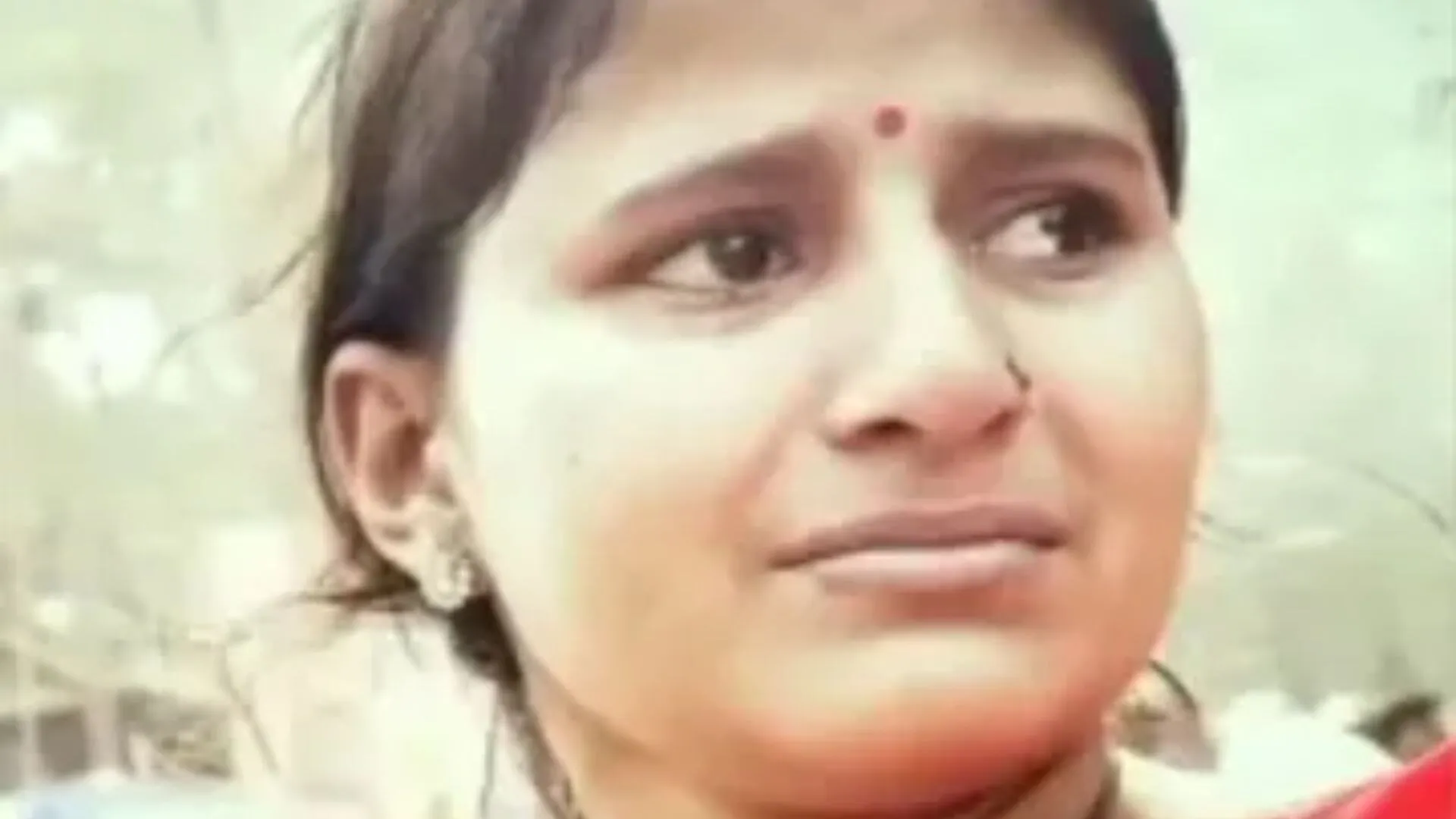 Woman Breaks Down at Mahakumbh After Losing Mother-in-Law, Viral Video Touches Hearts