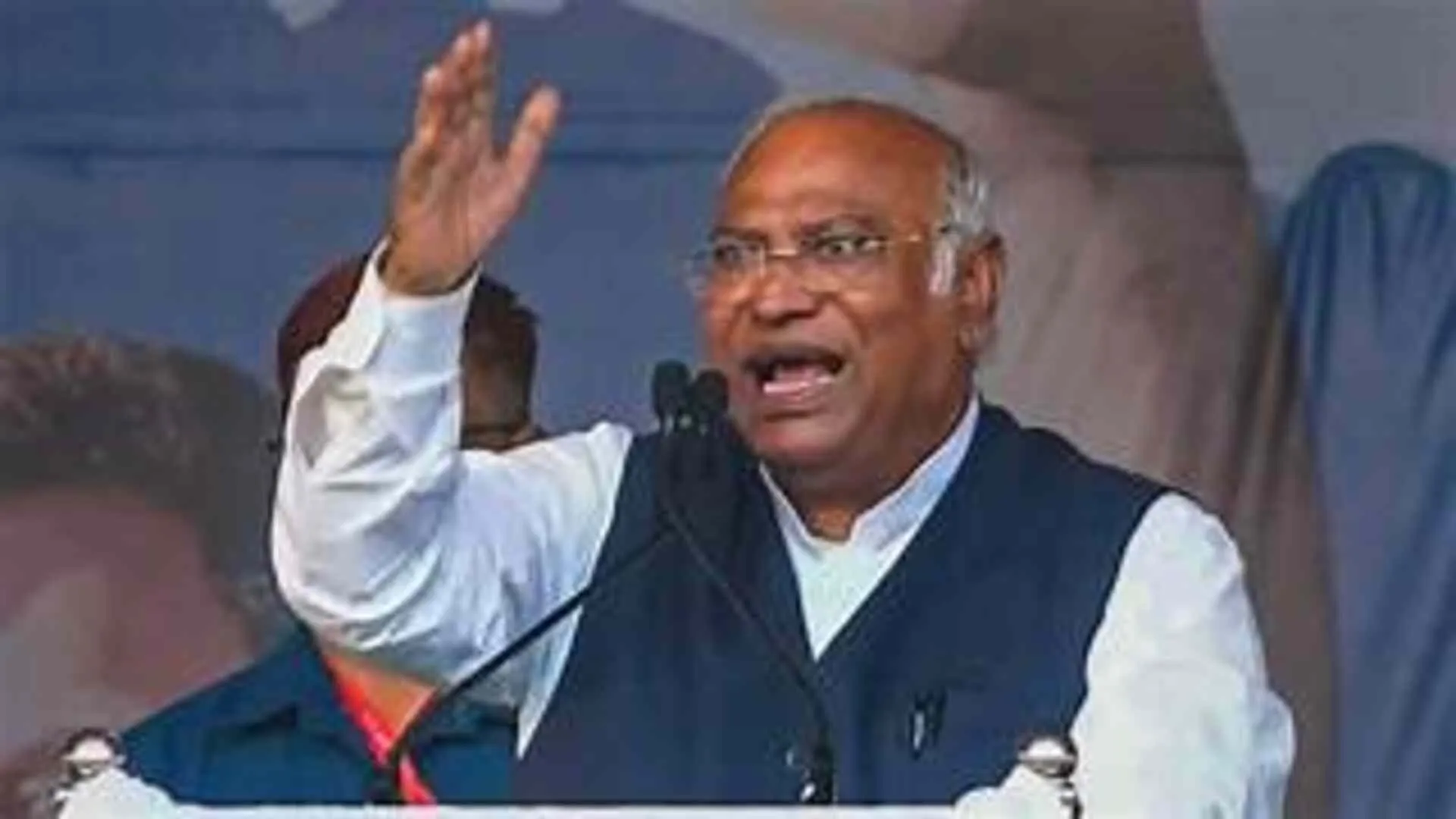 Kharge jibes Bhagwat over his true independence comments, says if he continues to speak in this way it will tough for him to roam freely