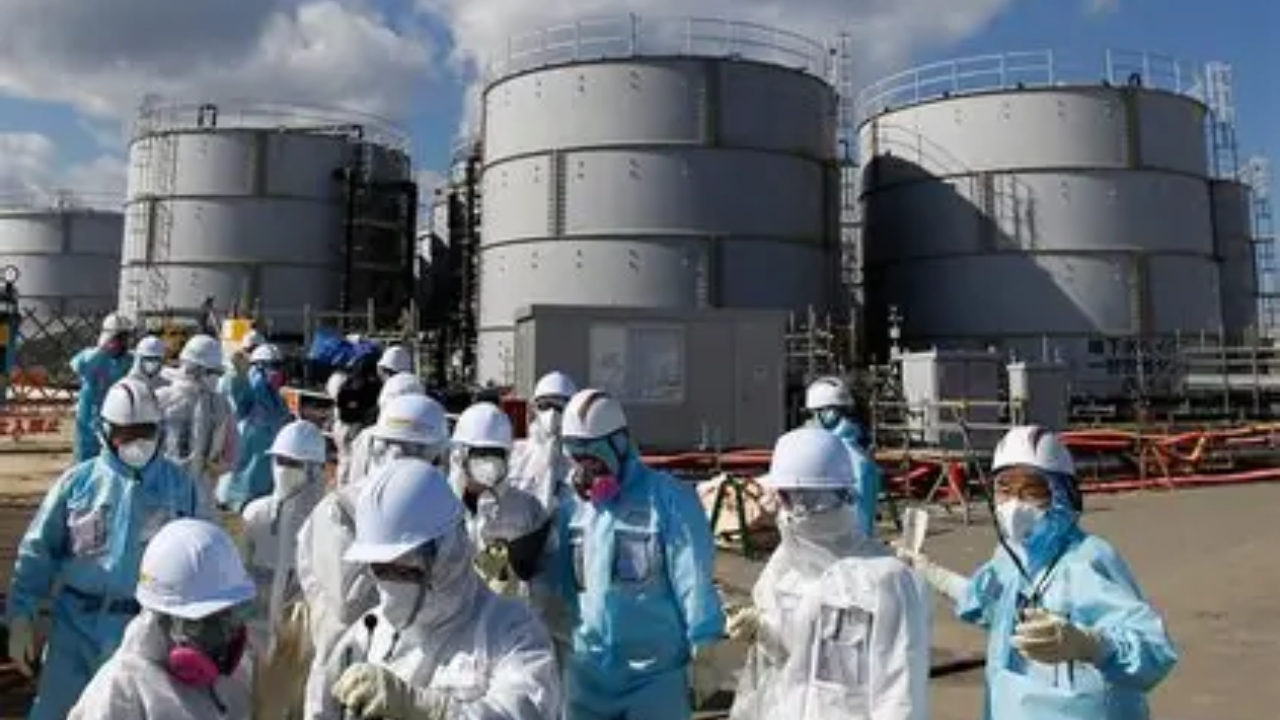 Fukushima Soil Delivered to Japan PM’s Office in Symbolic Safety Demonstration