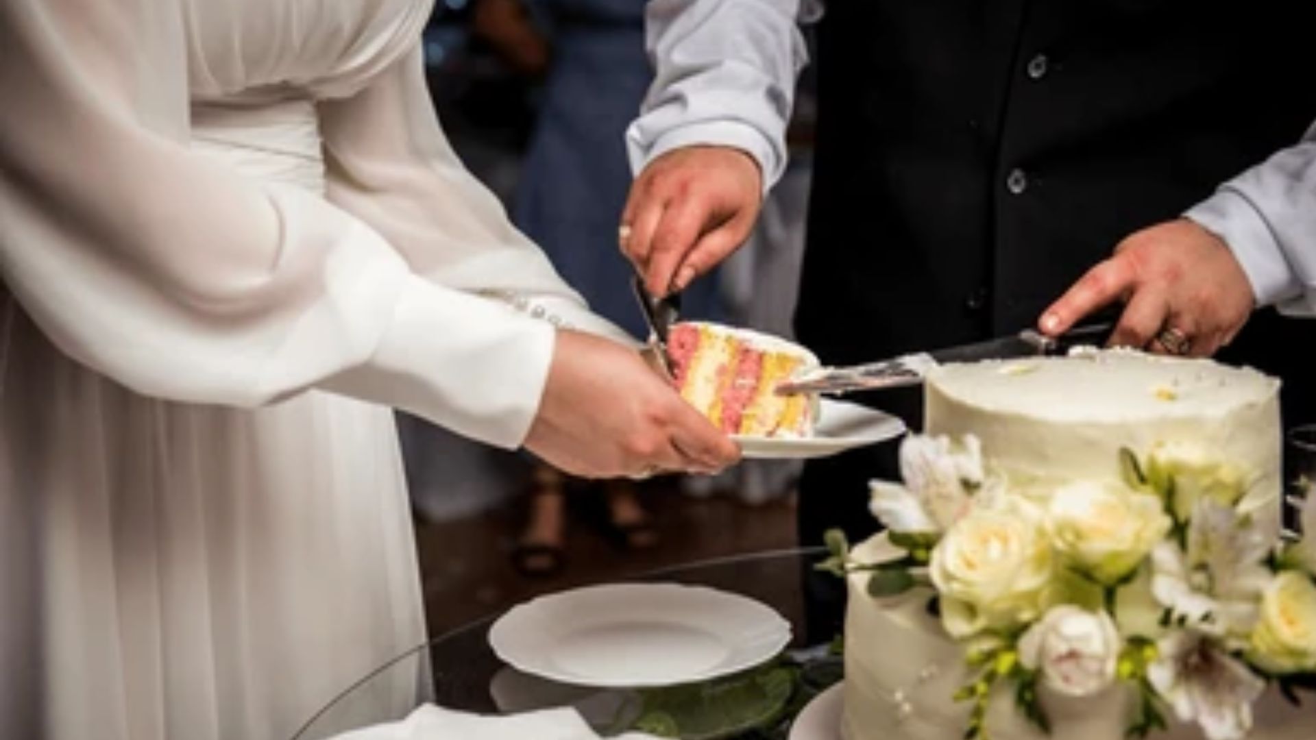 Newlyweds Auction Wedding Dinner Plate to Fund Honeymoon, Netizens Enraged