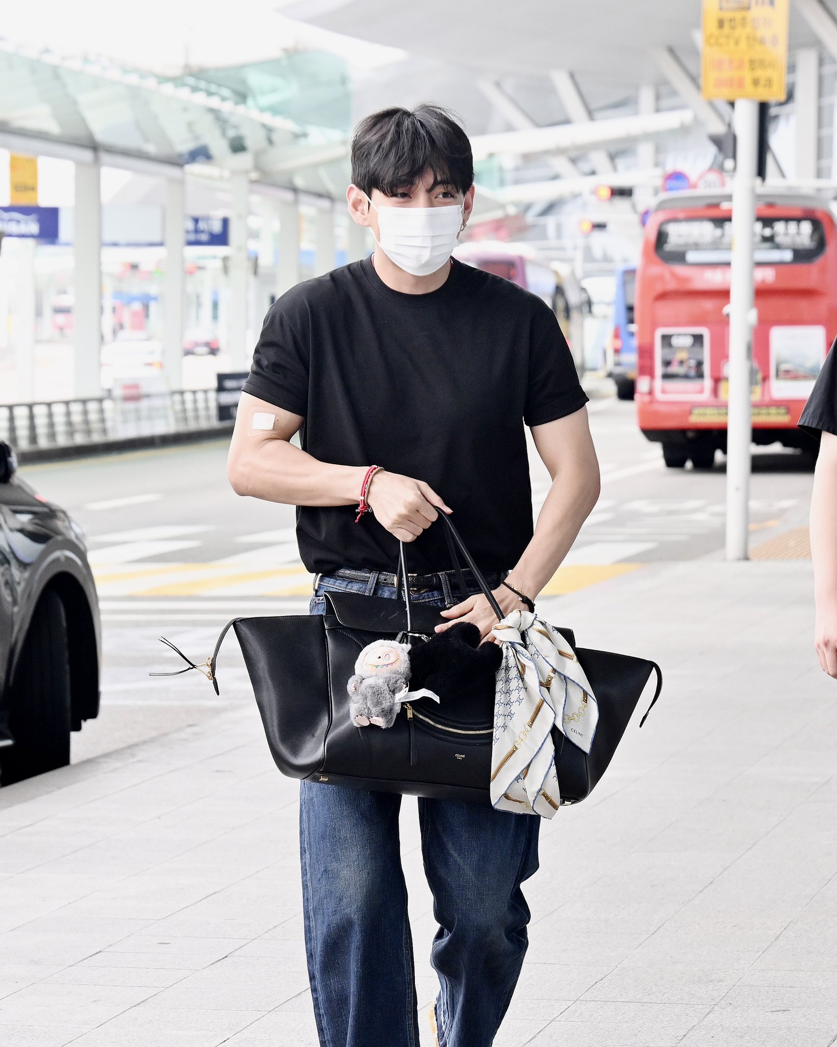 Kim Taehyung wearing a stylish black t-shirt at the airport - Photo Gallery