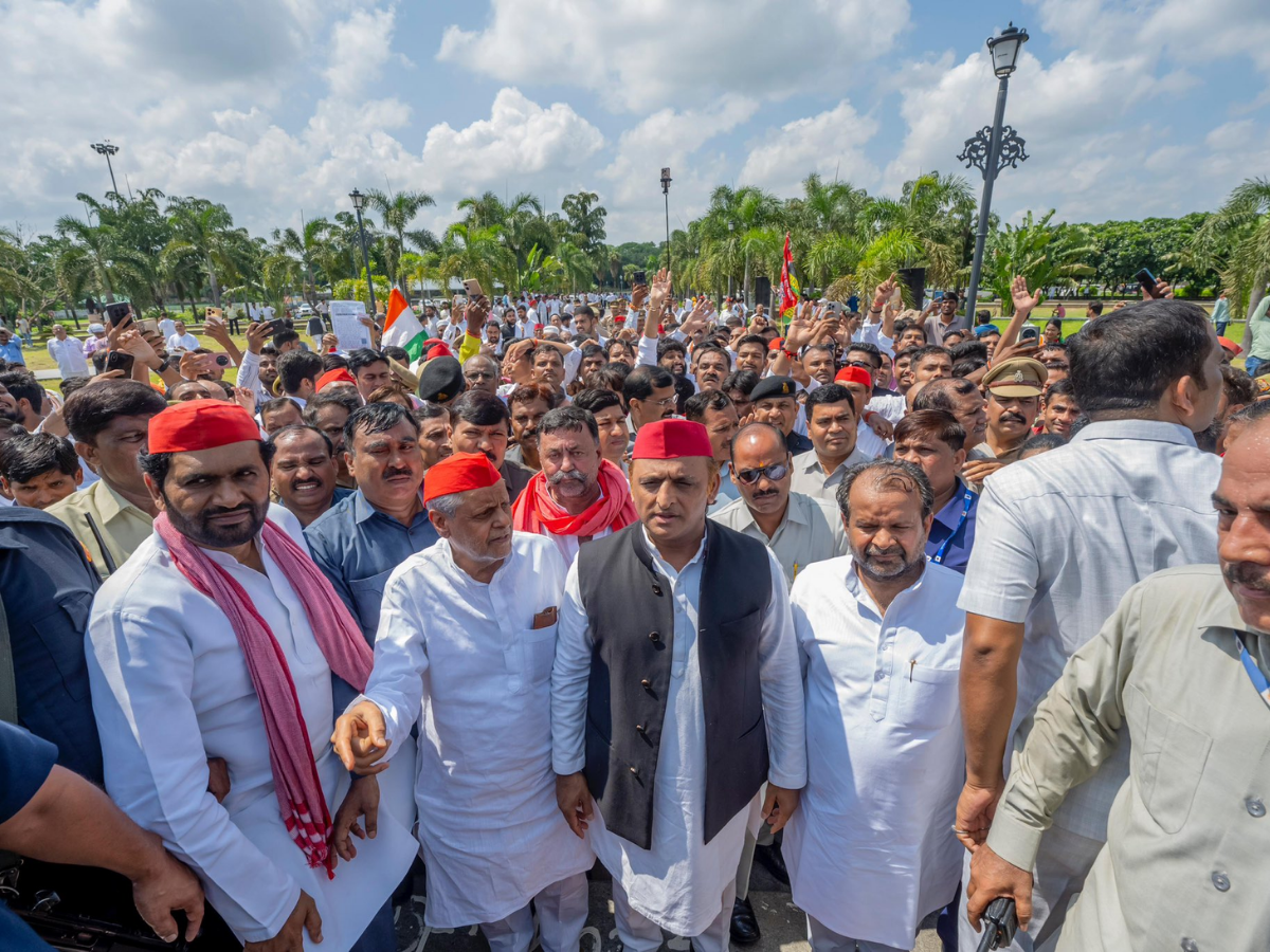 ‘Muh se Swadeshi…’: Akhilesh Yadav Slams PM Modi’s RSS Praise on Independence Day Celebration