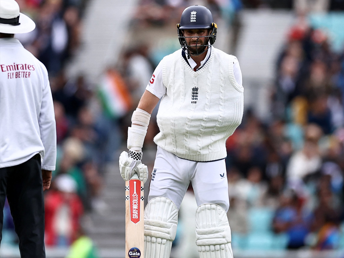 IND vs ENG 5th Test: Chris Woakes Braves Injury, Bats with Arm in Sling | Watch