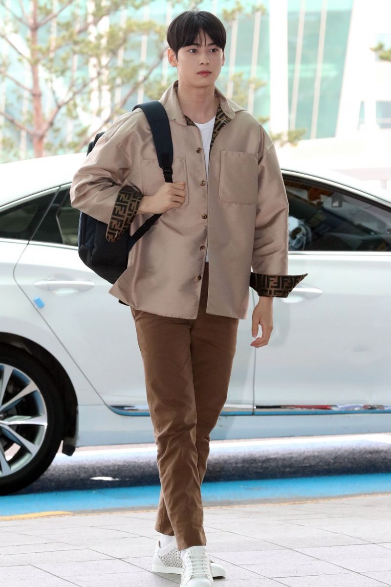 Cha Eun Woo smiling at airport - Photo Gallery