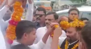 Former UP Minister Swami Prasad Maurya Slapped by Karni Sena Member in Fatehpur | Watch
