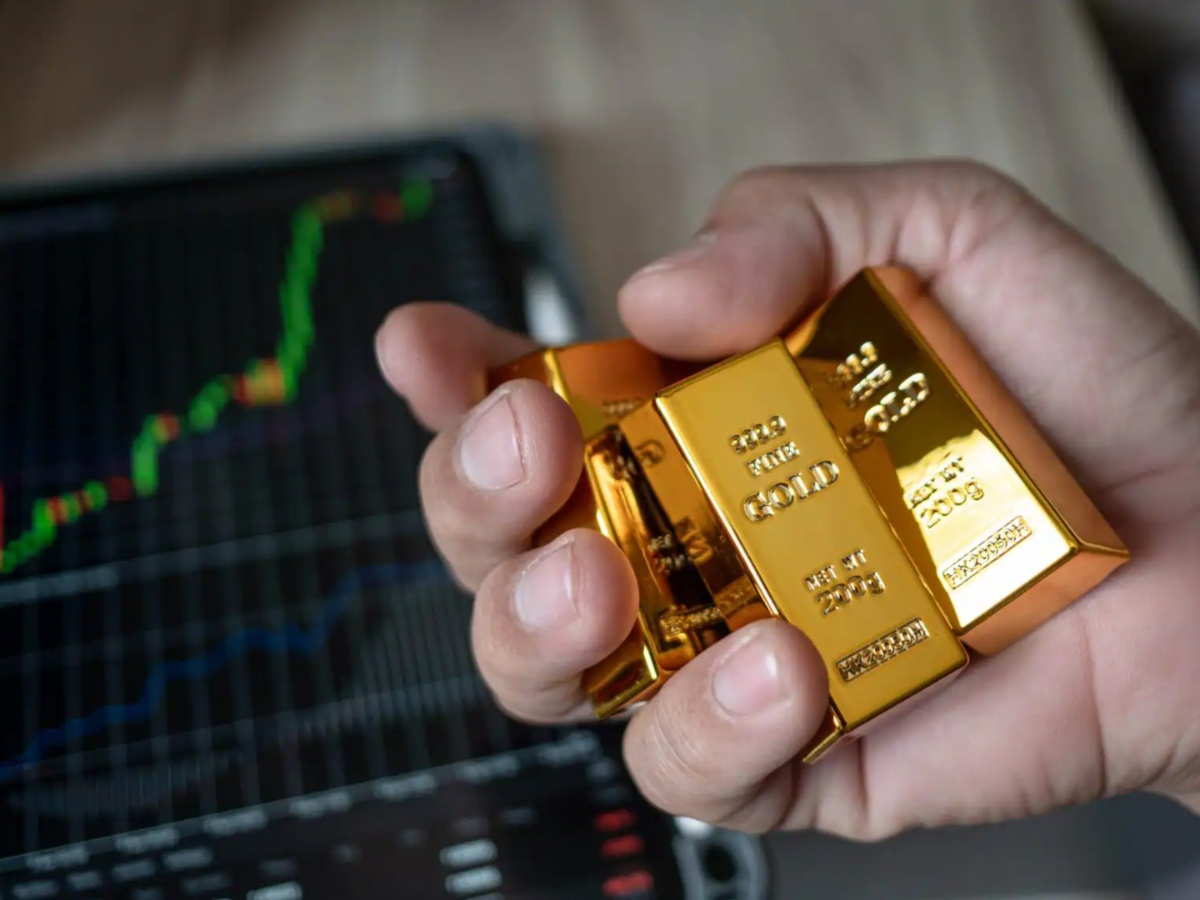 Gold Price Drops Below Rs 1,00,000 Mark; Global Cues and Powell Speech in Focus — Check Rates