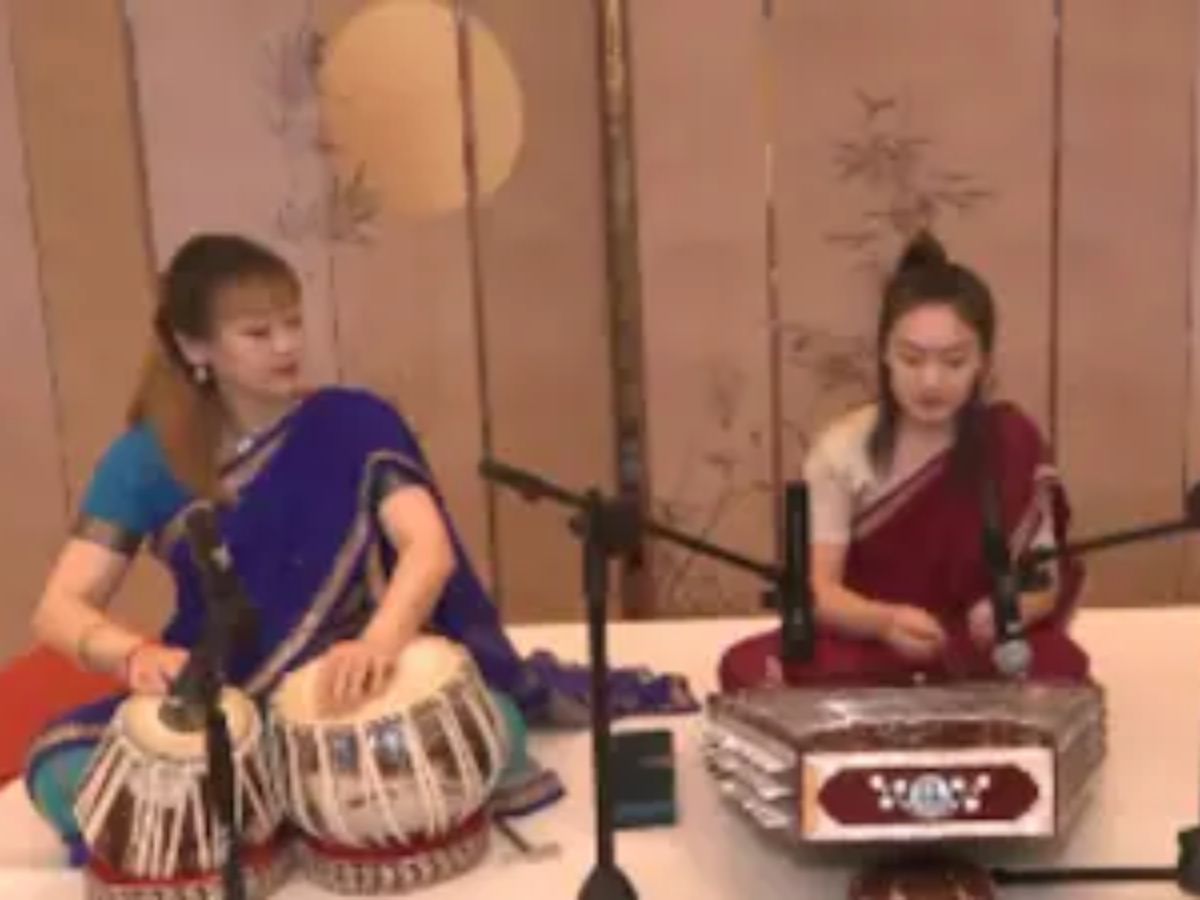 Local Musicians in Sarees Practice Performances for PM Modi’s Arrival in China | WATCH