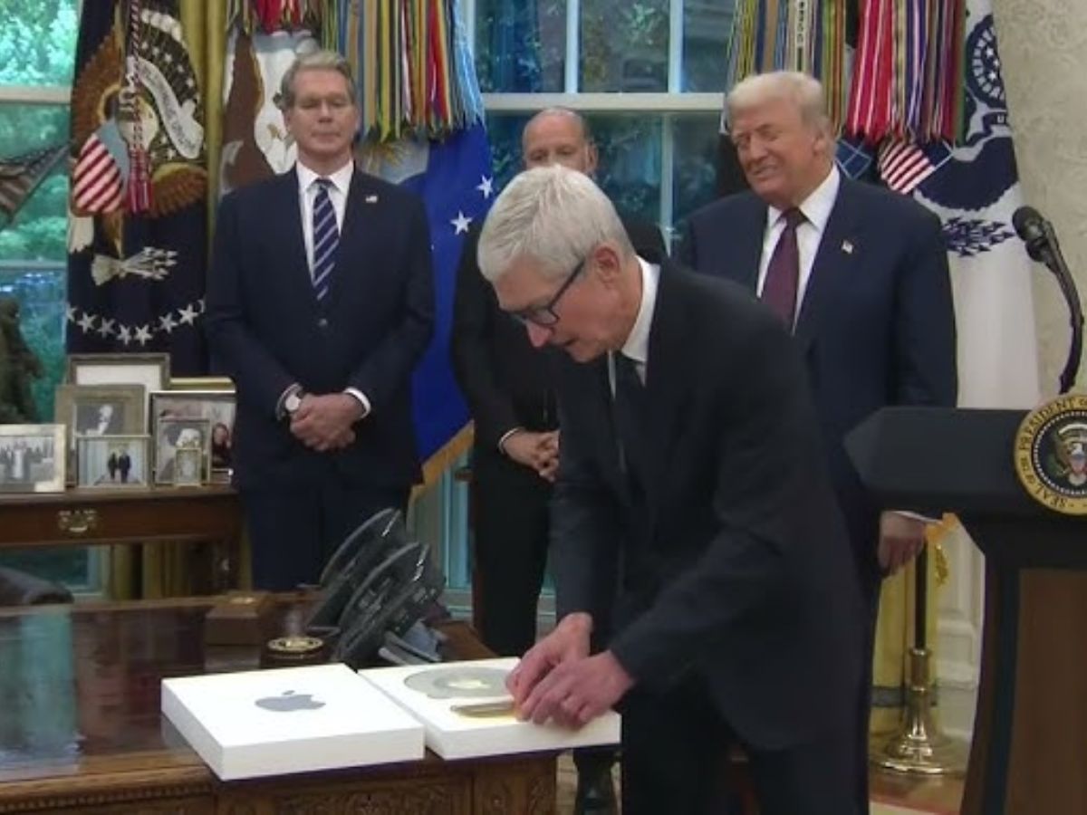 Tim Cook Gifts Trump a Shiny Gift as Apple Expands US Production | VIDEO