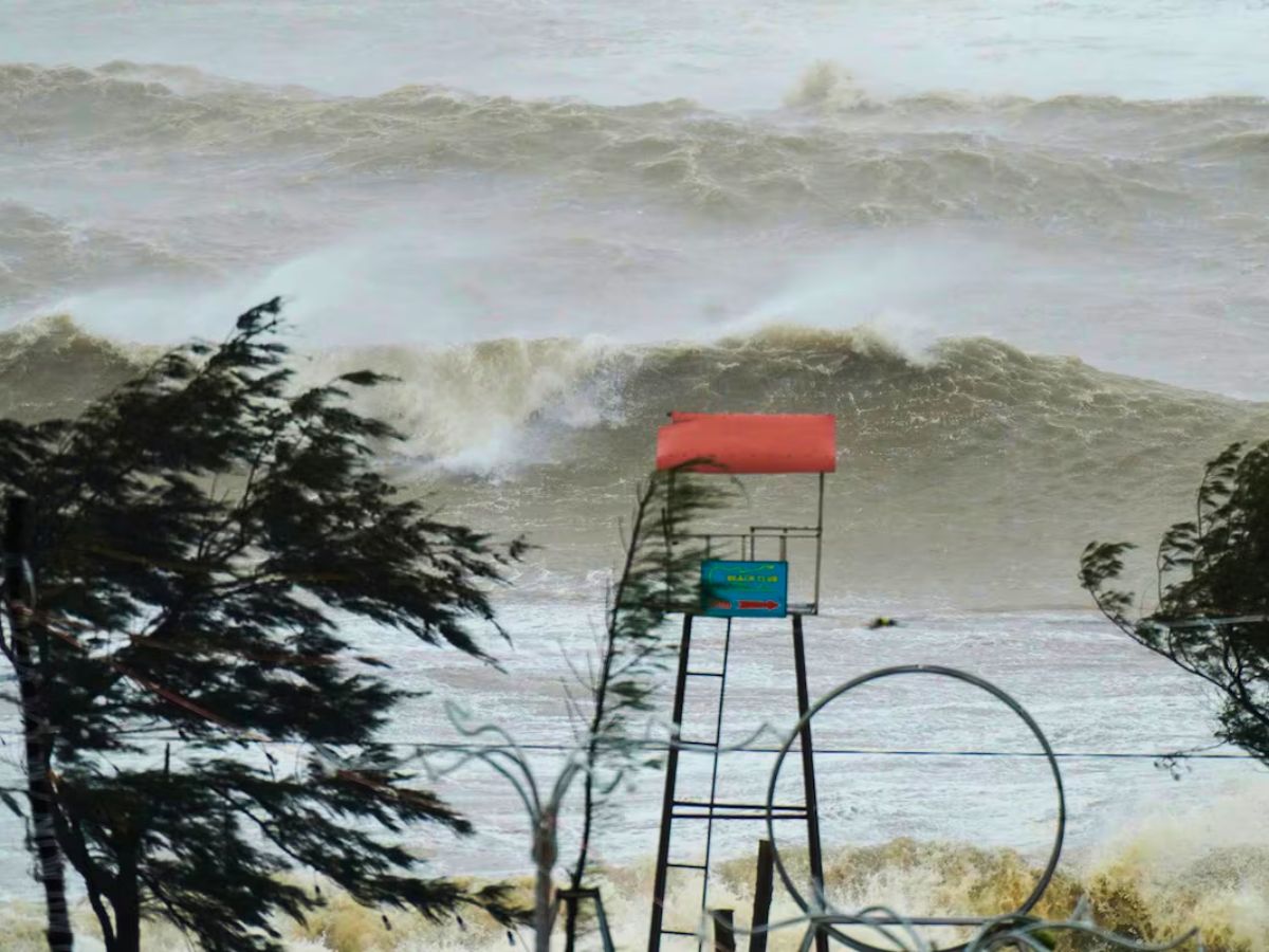 Typhoon Kajiki Hits Vietnam, 325,000 Evacuated From Coastal Provinces