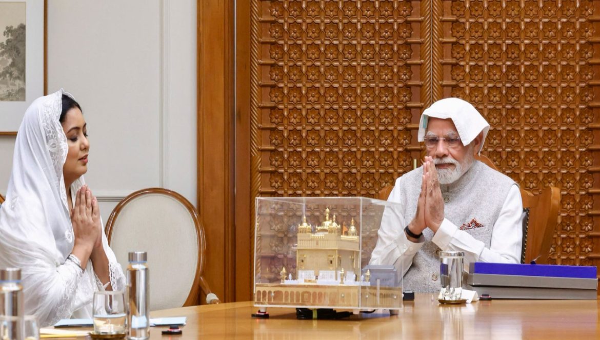 PM Modi immerses in prayer as Harshdeep Kaur performs soulful rendition of 'Ik Onkar'
