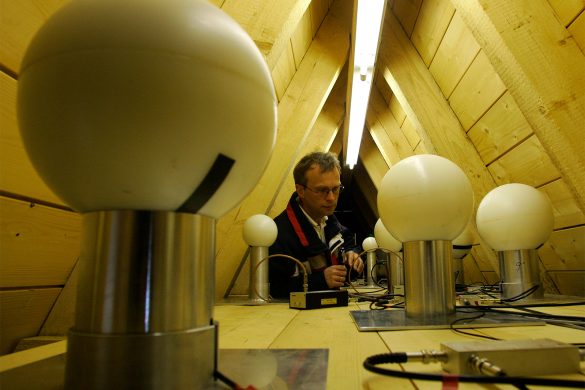 Researchers make atoms talk to each other inside silicon chips: Study