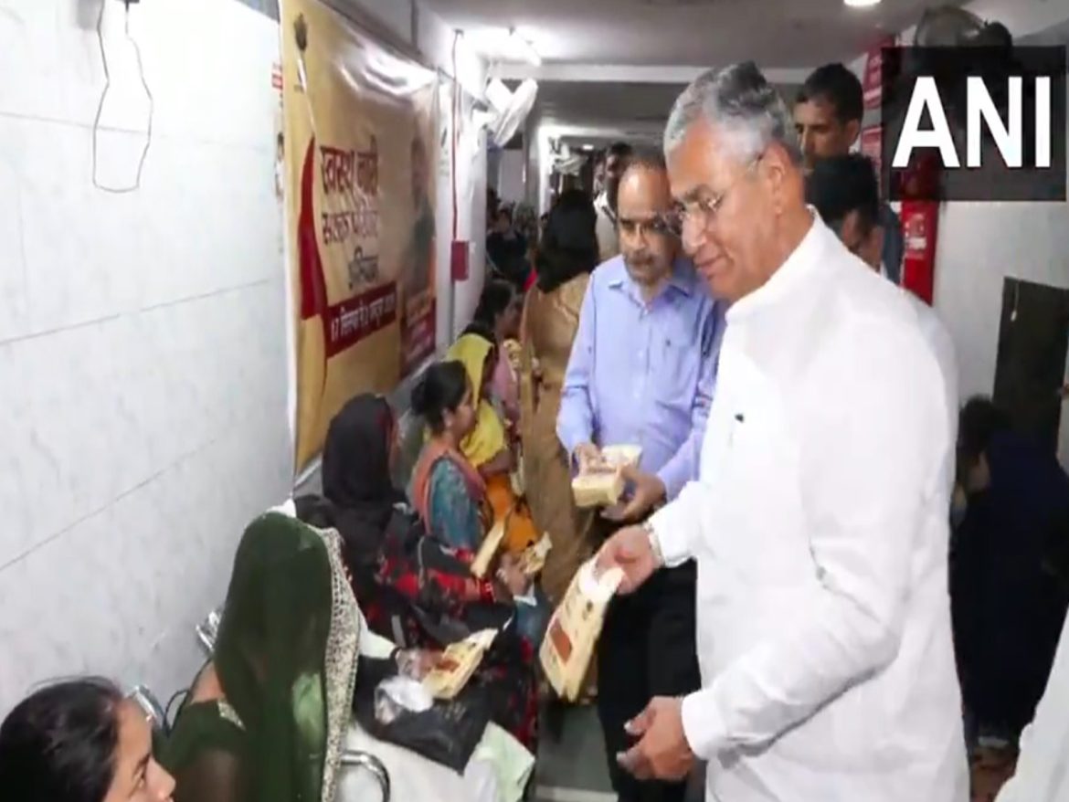 Safdarjung Hospital organises health camp under ongoing 'Swasth Nari Sashakt Parivar'