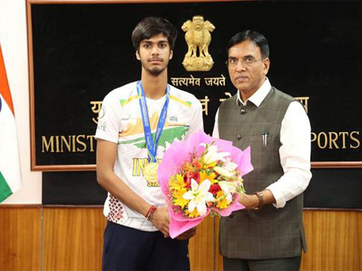 Mansukh Mandaviya felicitates India's historic medal winners at speed skating World Championships 2025