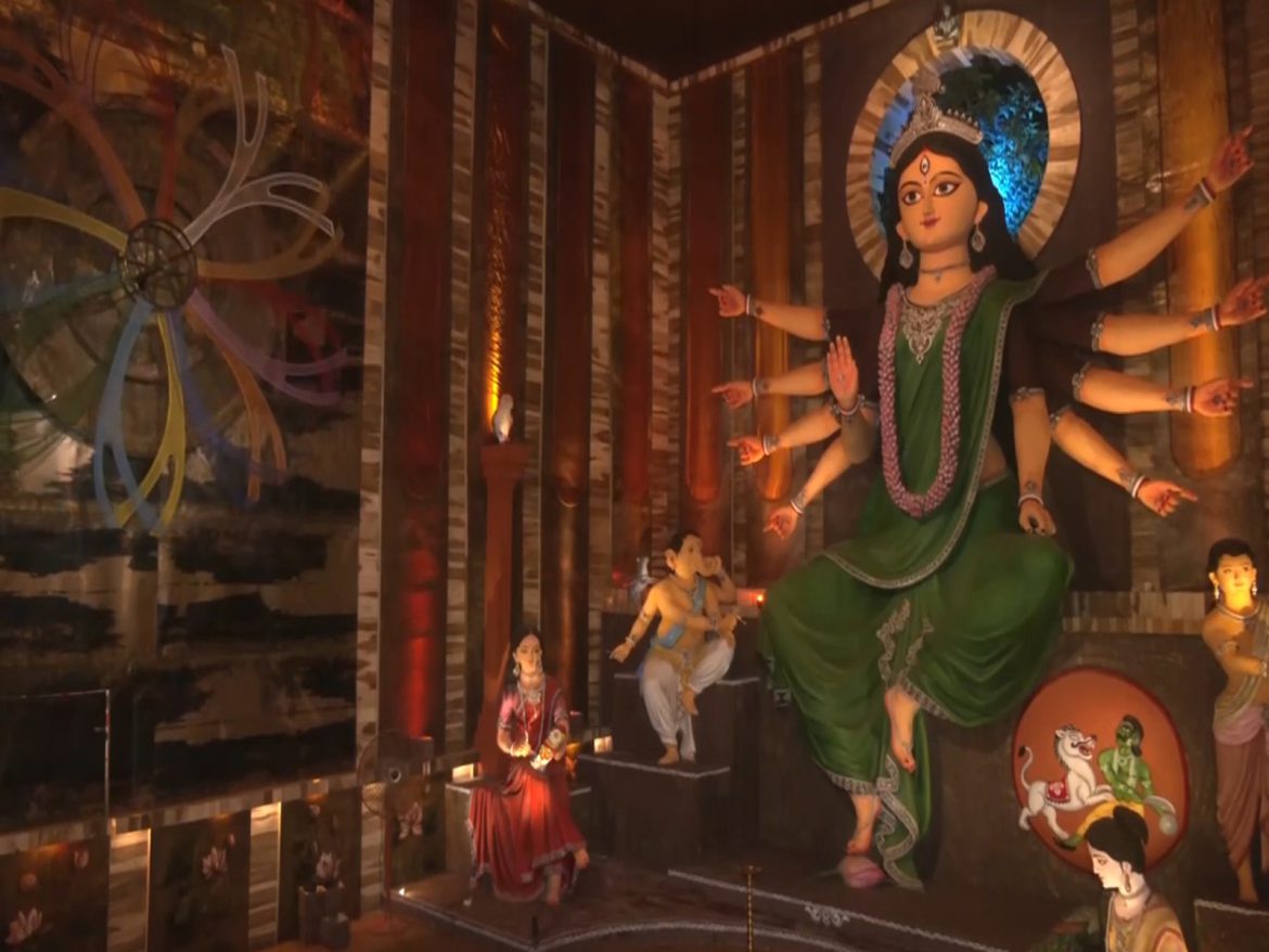 Hazra Park Durgotsab unveils Kolkata's tallest 30-ft Durga idol with theme 'Drishtikon'