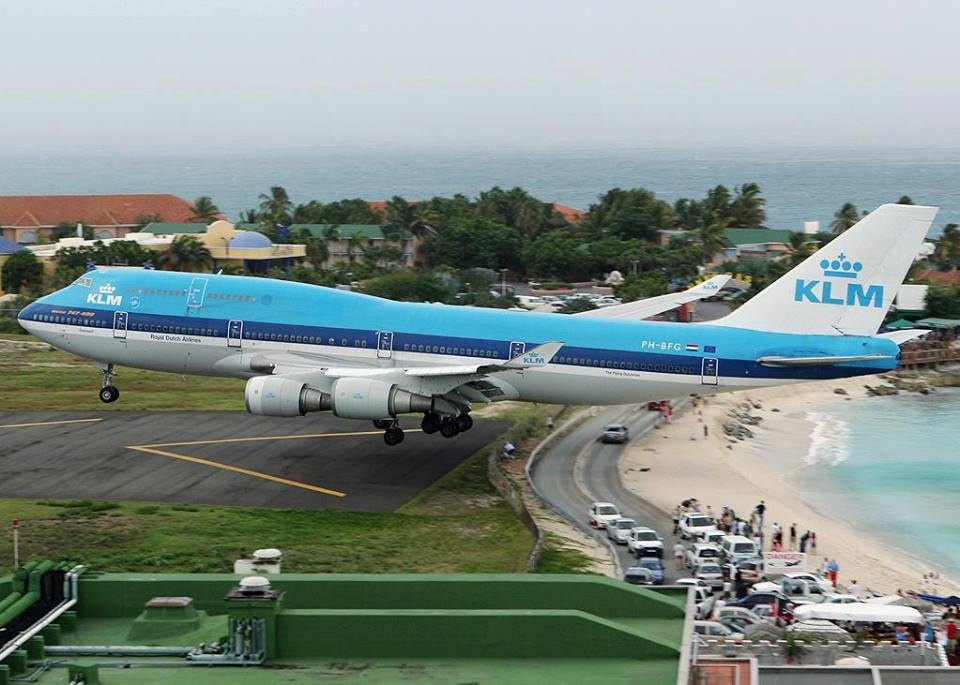 Plane flying just above beachgoers near Princess Juliana Airport. - Photo Gallery
