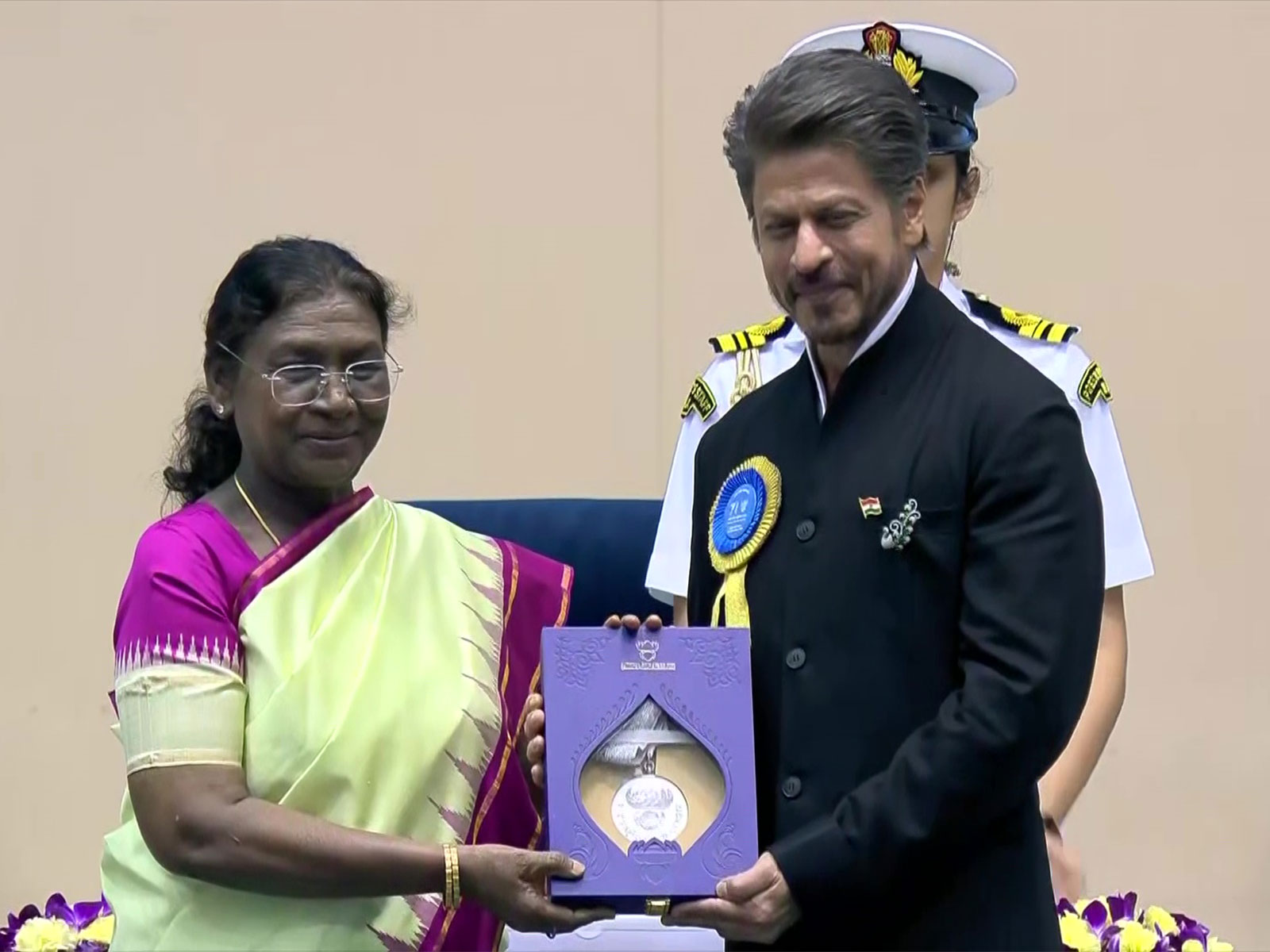 Bollywood actor Shah Rukh Khan getting award from President Draupadi Murmu (Image source: DD News)