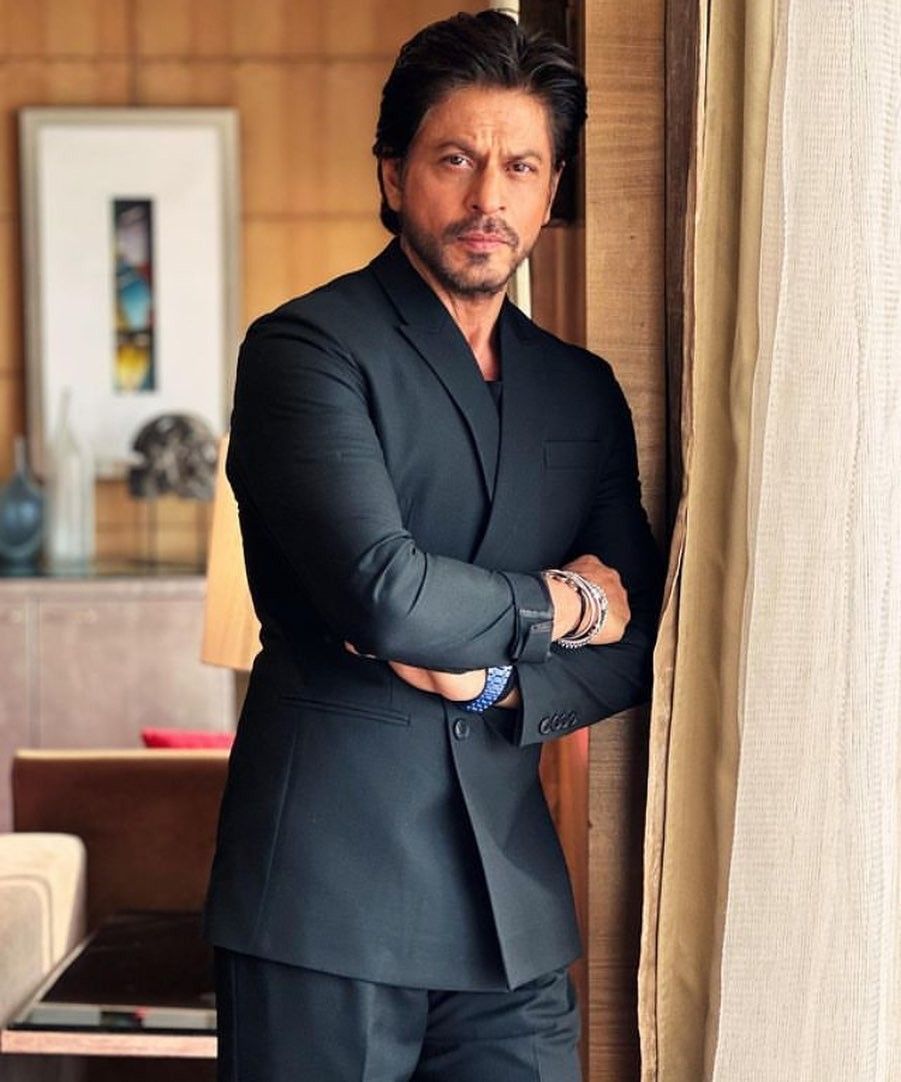 Shah Rukh Khan smiling at a red carpet event - Photo Gallery