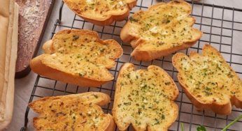 How to Make Garlic Bread at Home in 10 minutes! | RECIPE