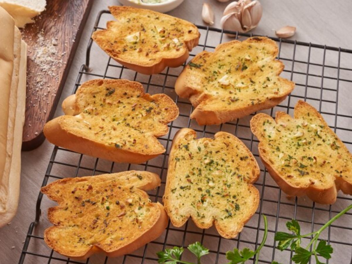 How to Make Garlic Bread at Home in 10 minutes! | RECIPE