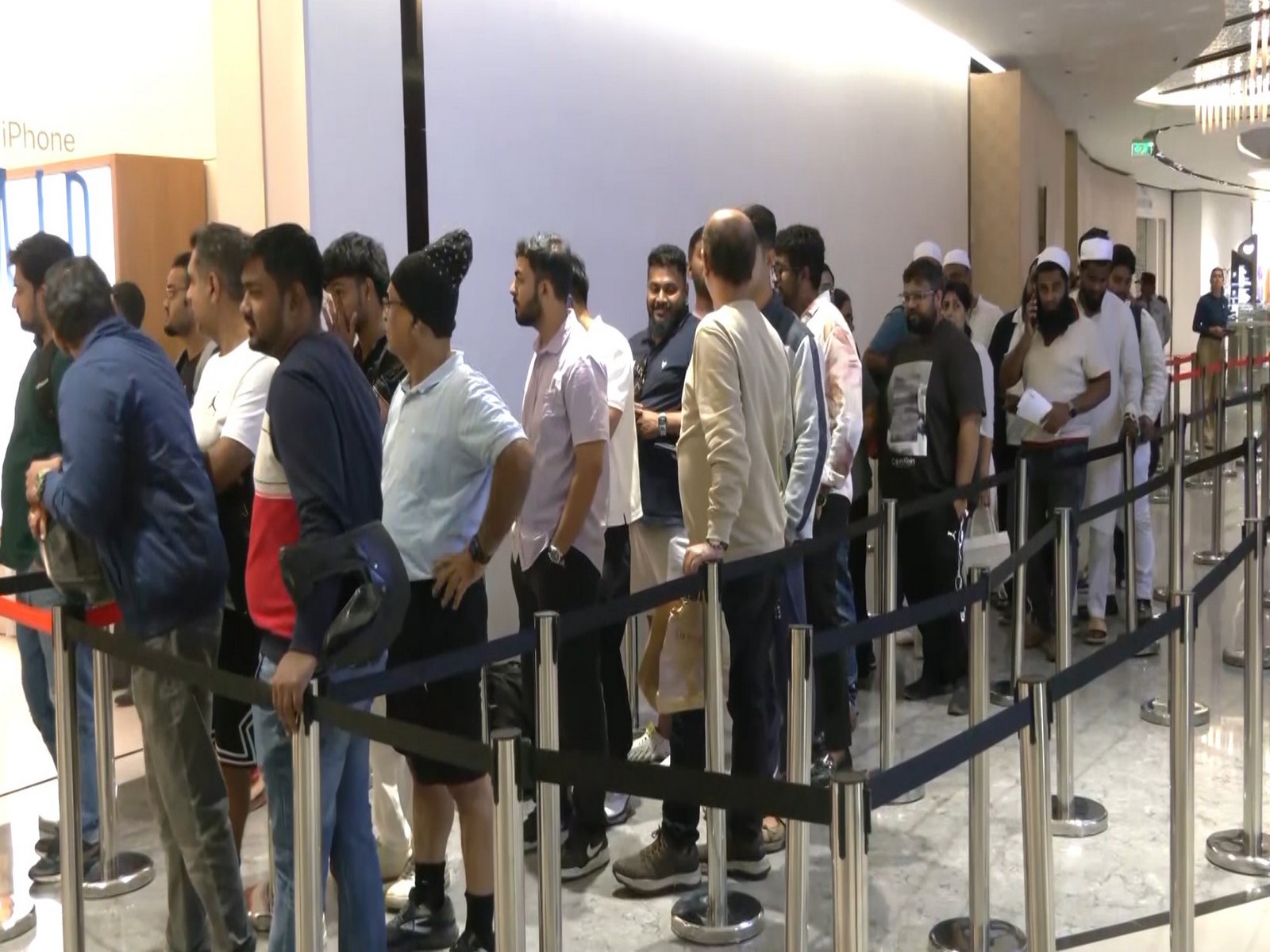 Long queues for iPhone sale outside Bengaluru stores (Photo: ANI) Long queues for iPhone sale outside Bengaluru stores (Photo: ANI)