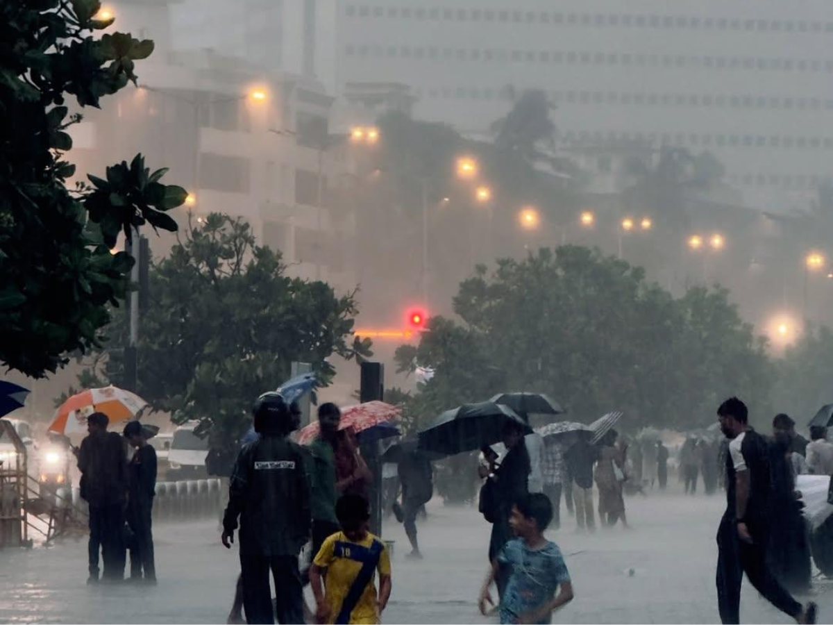 Orange Alert Issued in Mumbai Heavy Rain Disrupts Palghar Schools| Watch