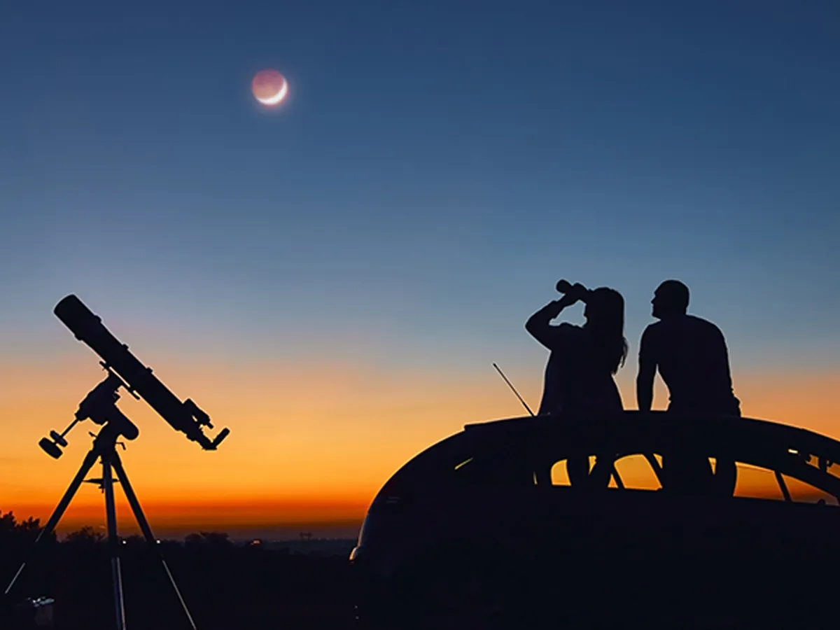 Observing lunar eclipse with binoculars and telescope - Photo Gallery
