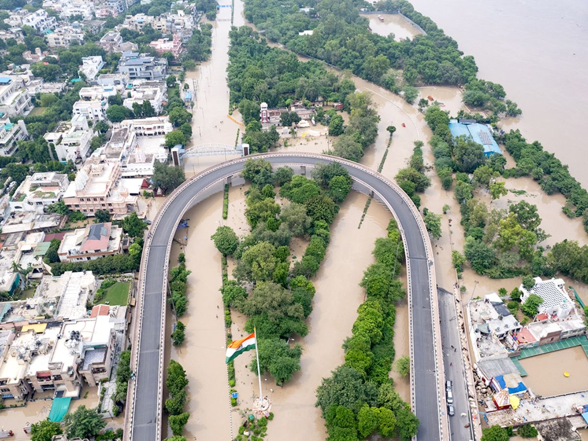 Weather Updates: Delhi Braces Weekend with High Chances of Humidity & Thundery Showers