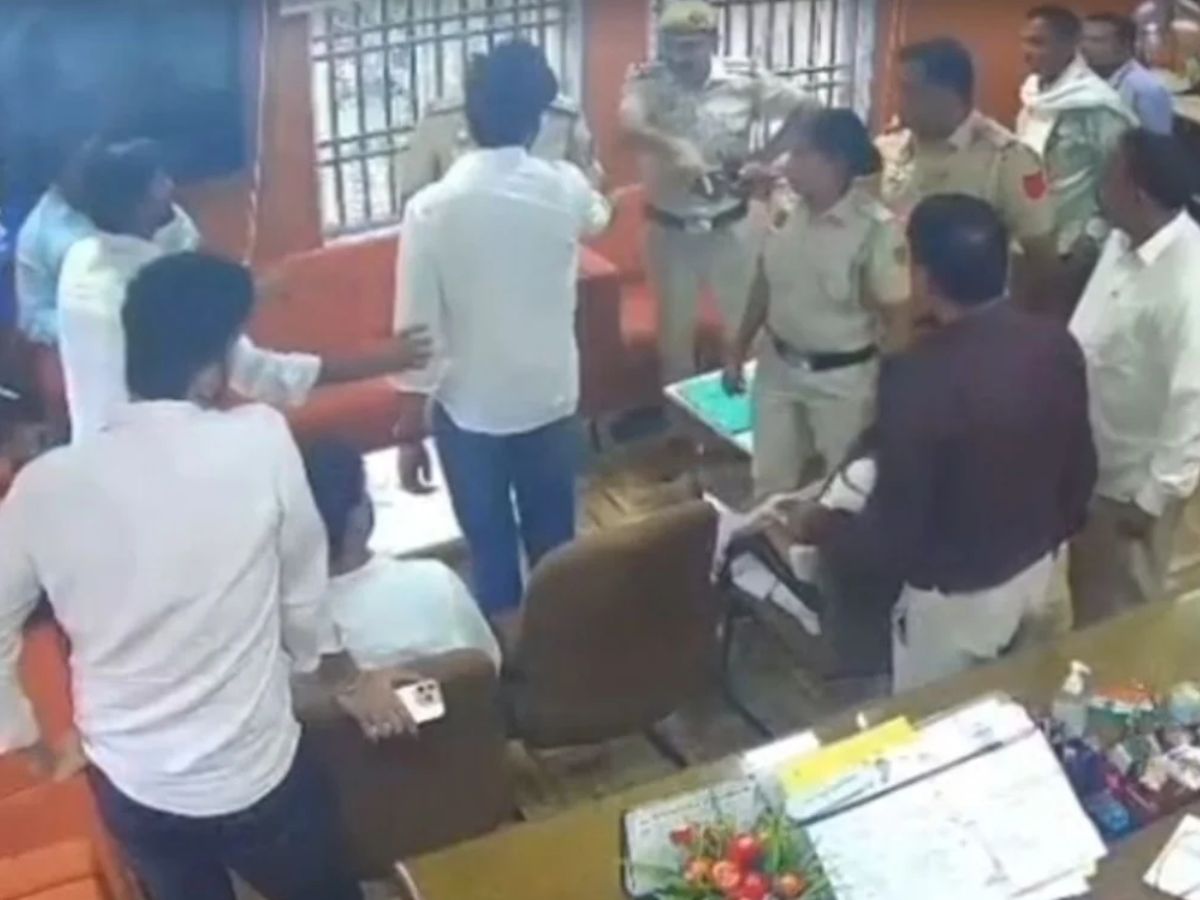 What Sparked the Clash Between ABVP Leader Deepika Jha and Professor Sujit Kumar?