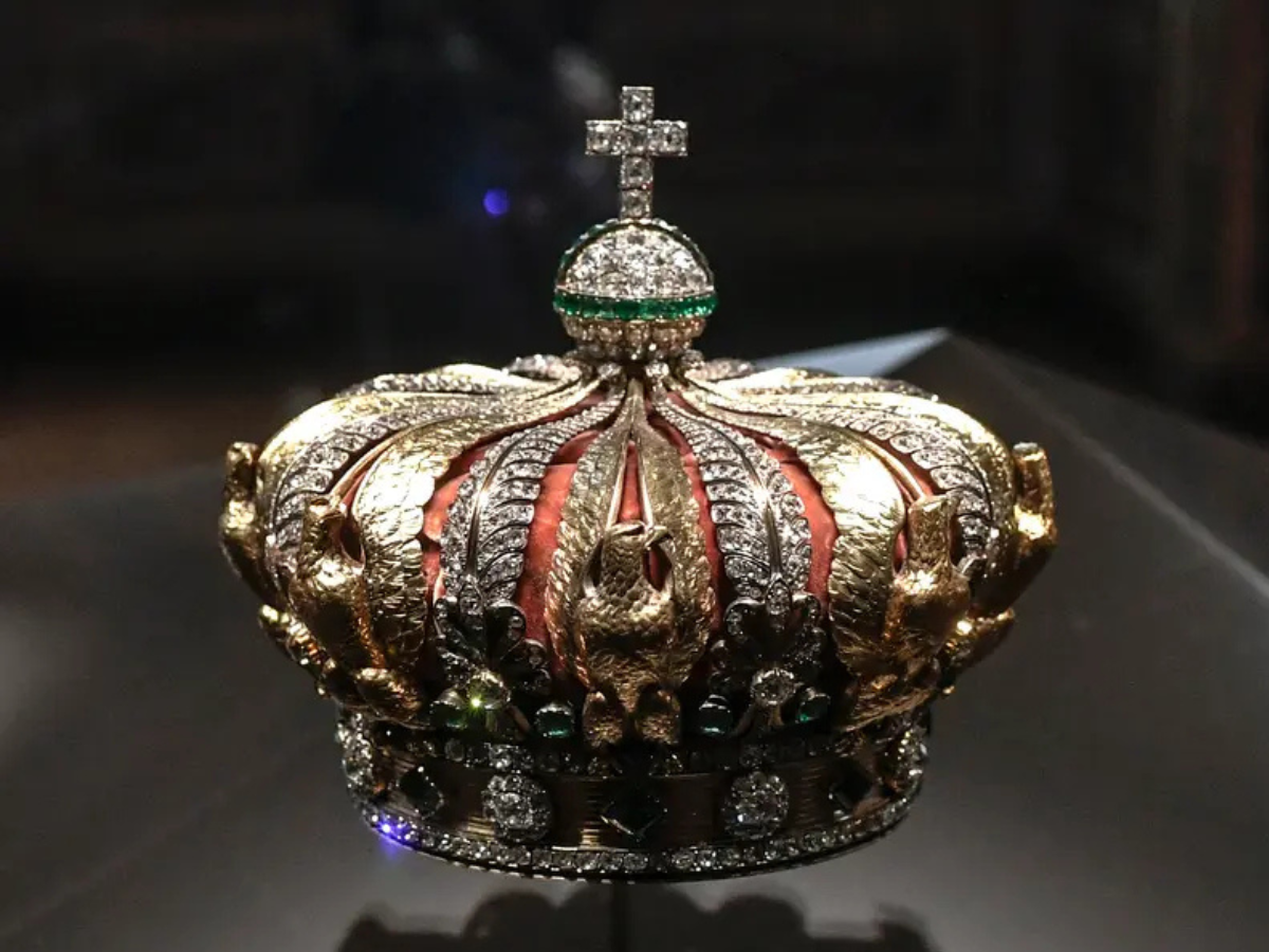 Louvre Museum Heist: Thieves Steal Priceless Crown Jewels in Daylight Robbery