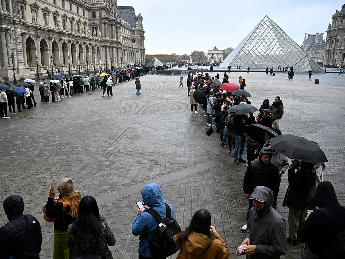 Louvre Museum Reopens After $102 Million Jewelry Heist in Paris