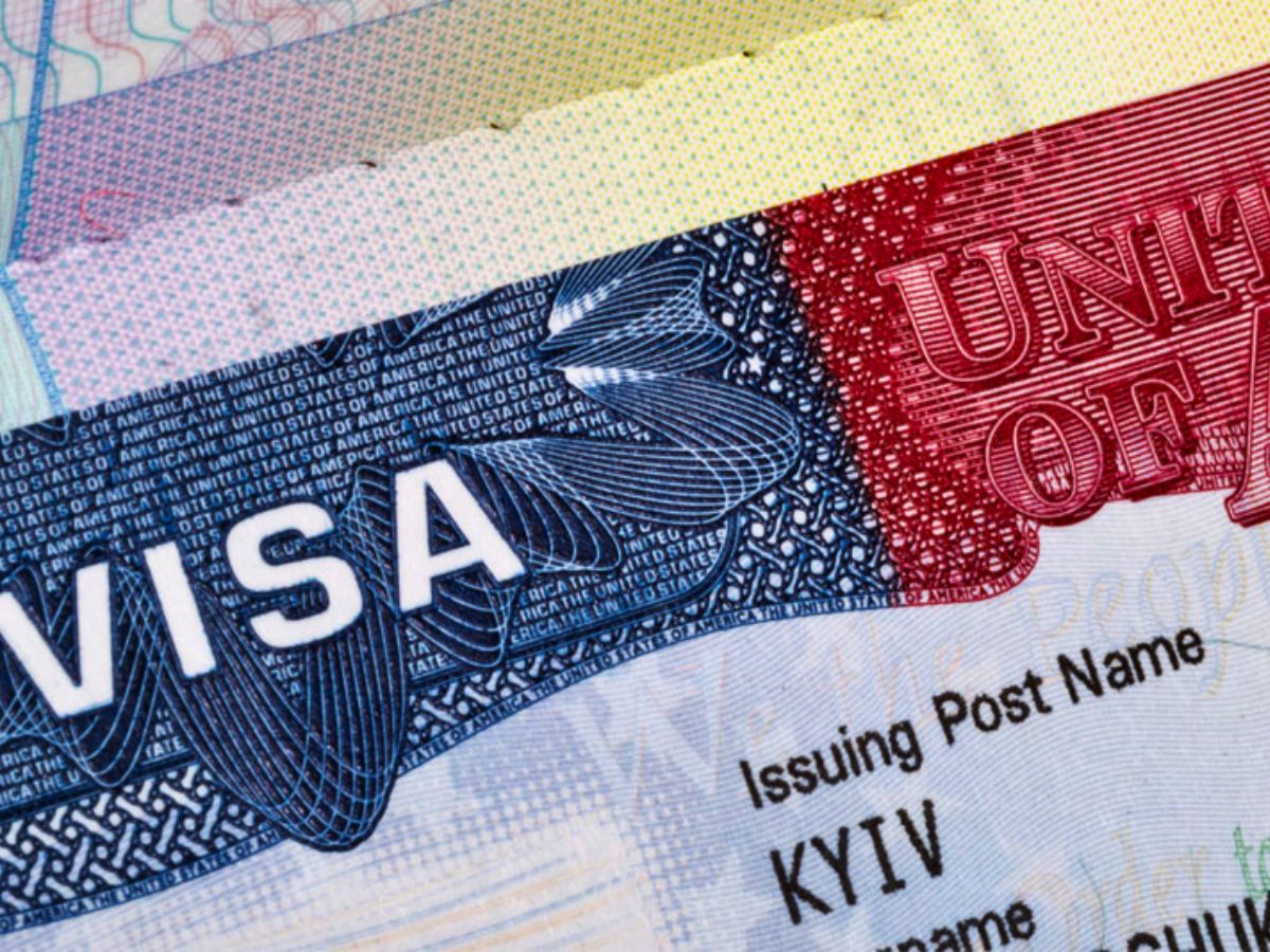 US Senators Push H-1B & L-1 Visa Reform Act: What It Means for Indian Professionals?
