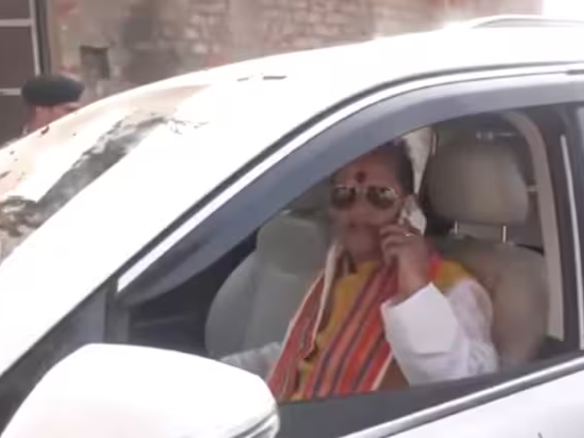 Bihar Dy CM Vijay Sinha’s Convoy Attacked in Lakhisarai During Polling; Stones & Slippers Thrown | Watch