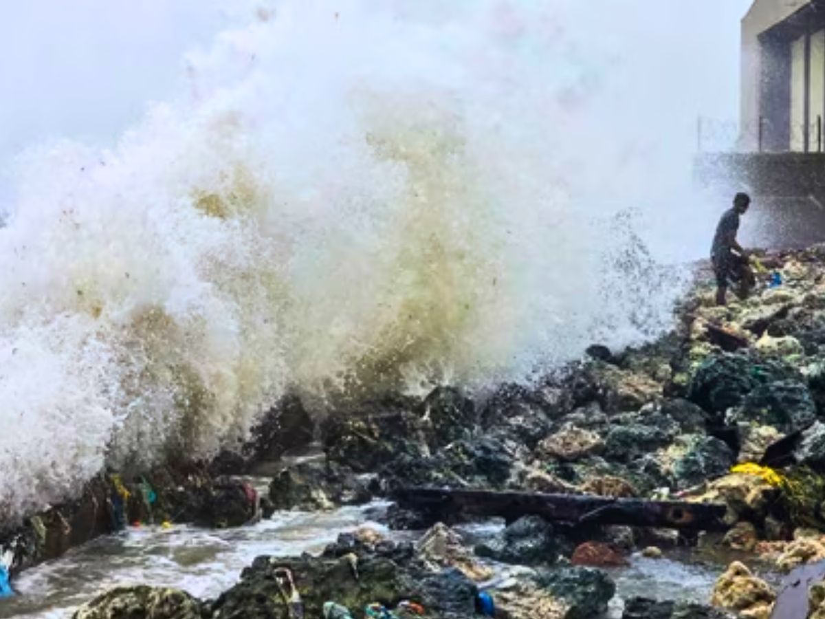 Cyclone Ditwah to Make Landfall on Nov 30; Heavy Rain & 90 km/h Winds Predicted, Red Alert Issued for Several Districts