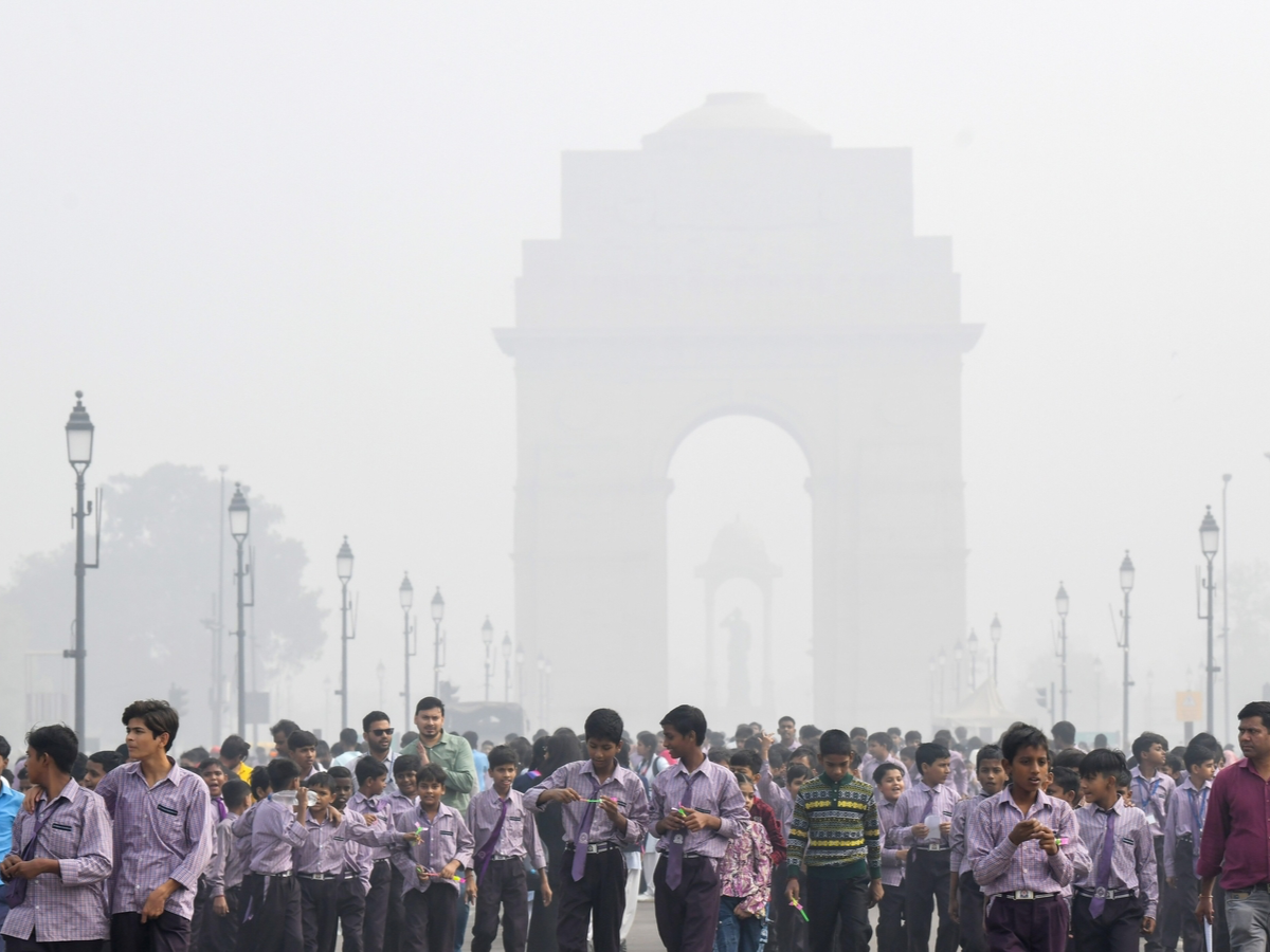 Delhi Schools Tomorrow: Are Delhi, Noida & Ghaziabad Shutting on Monday Amid Smog Crisis?