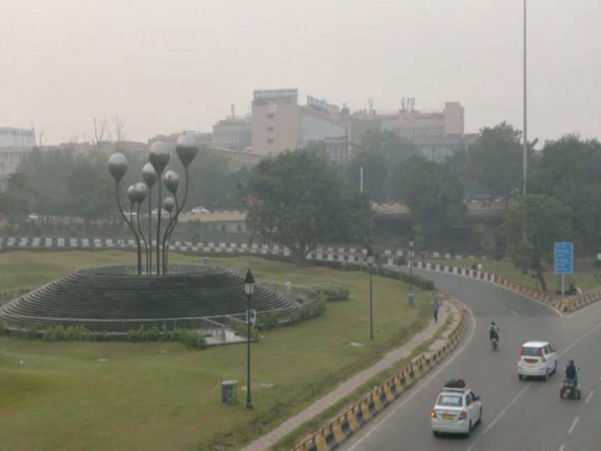 Delhi AQI on Novenmebr 1, 2025: Delhi Breathes Polluted Air Again, AQI Touches 251 Mark