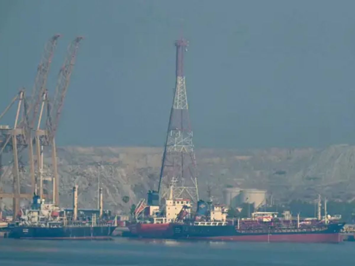 Iran Seizes Oil Tanker Carrying 30,000 Tonnes of Petrochemicals in Gulf, US Navy Tracks Situation