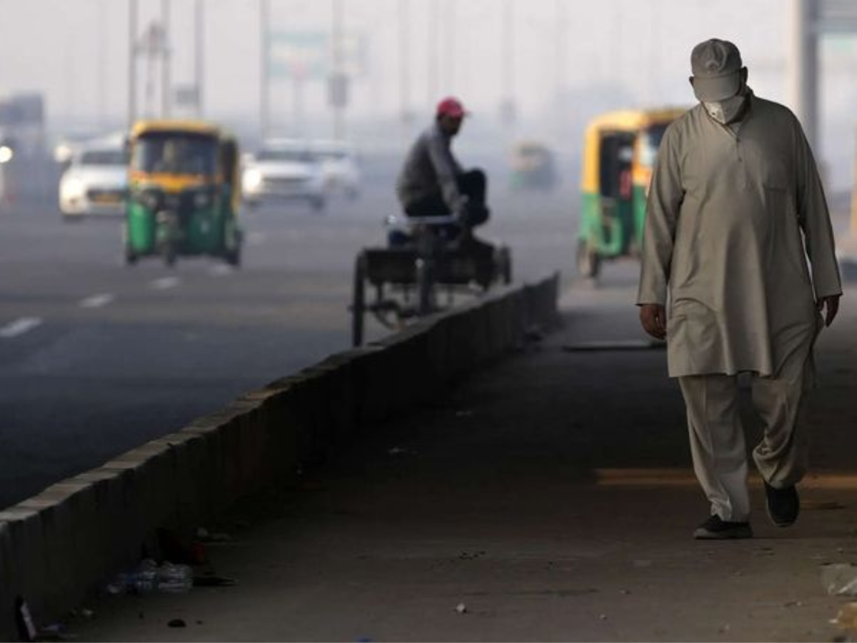 Smog Returns to Delhi: AQI Crosses 400 in Several Areas Amid Fog & Calm Winds
