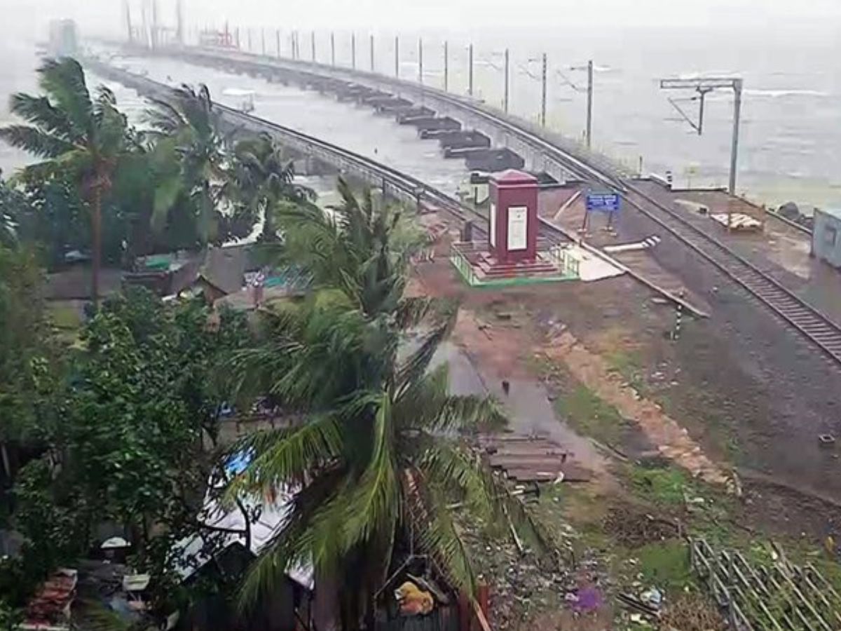 Red Alert in Puducherry: How Daily Life Has Halted Ahead of Cyclone Ditwah’s Arrival