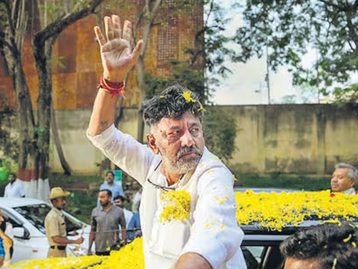Shivakumar Loyalists Rush to Delhi as Leadership Change Buzz Grows in Karnataka Congress