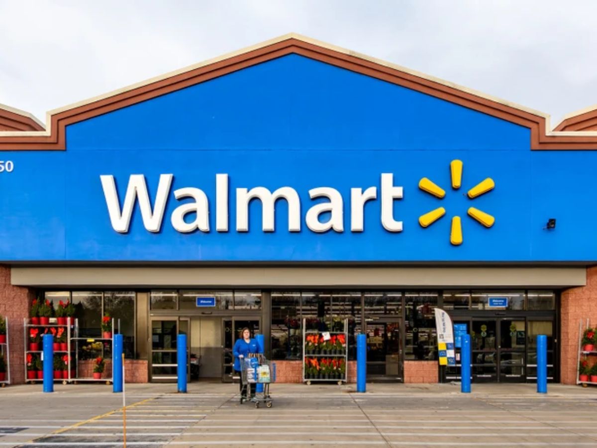Why Walmart is Bullish Heading into the Holidays; Retail Giant Raises Outlook, Switches to Nasdaq