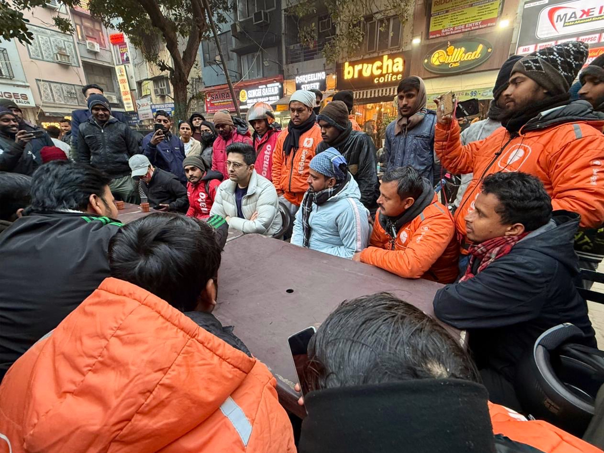 ‘Humans, Not Robots’: AAP MP Raghav Chadha Joins Gig Workers on New Year’s Eve, Calls Their Demands Fair and Humane