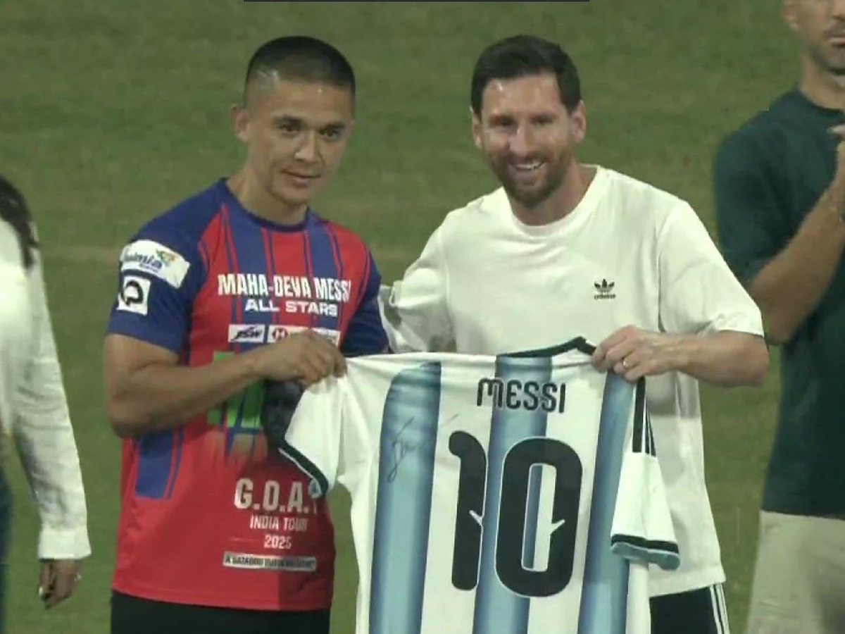 One for the History Books: Chhetri Shares Field With Messi as Mumbai Witnesses Football Fever During Argentina Star’s India Tour | Watch