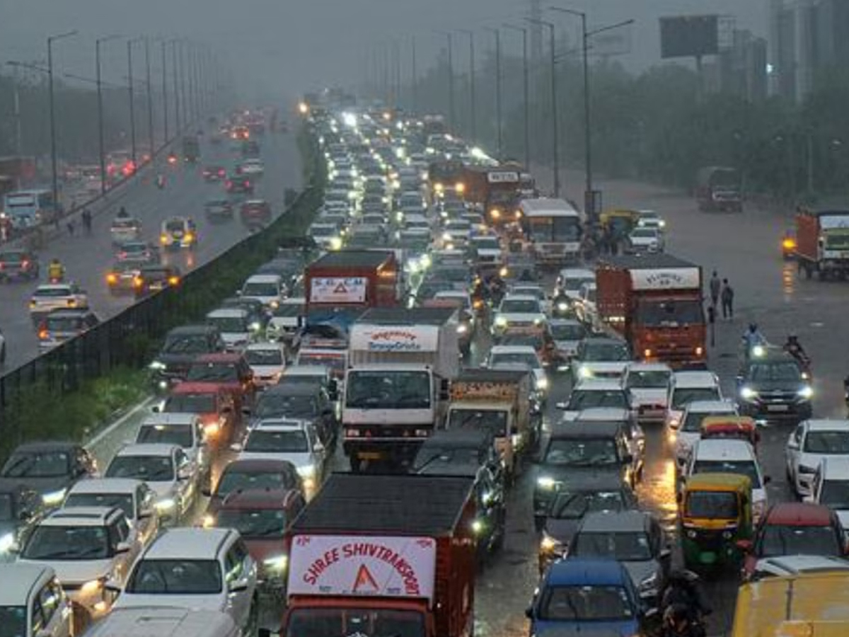 Delhi Pollution Crackdown: Only BS6 Vehicles Allowed, Fuel Denied Without PUC as GRAP Stage IV Kicks In