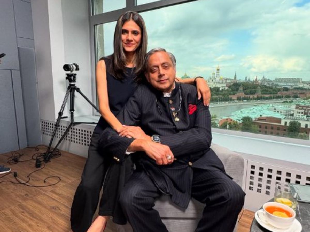 Minister of ‘Extramarital Affairs’: Netizens Go Wild Over Shashi Tharoor’s ‘Very Close’ Pic with Runjhun Sharma