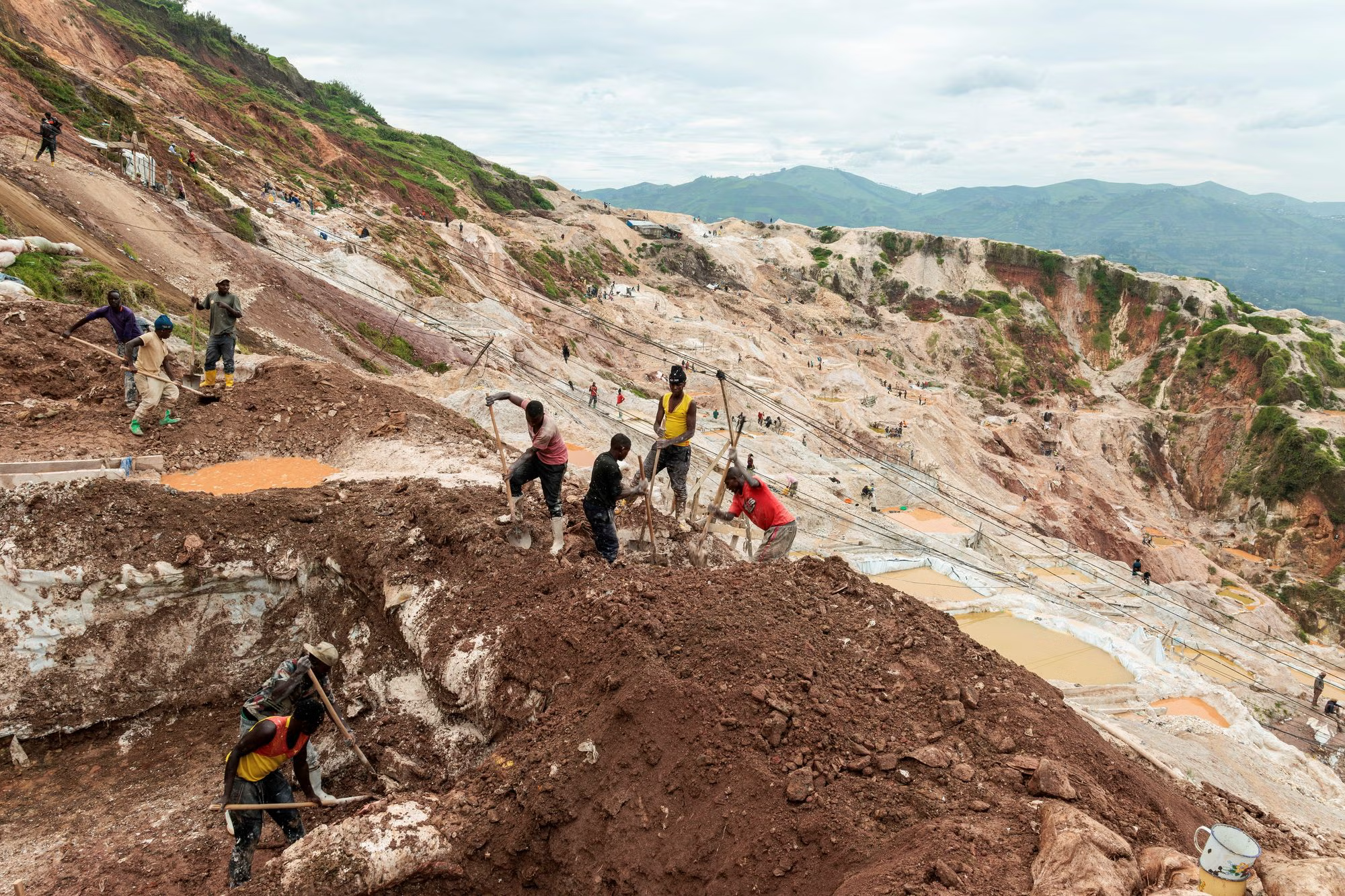 Mine collapses in eastern Congo, leaving at least 200 dead