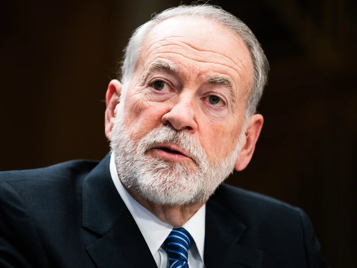 Huckabee slams Carlson over conspiracy claims, sparks backlash