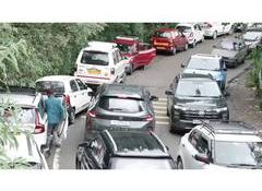 Heavy influx of weekend tourists triggers massive traffic congestion in Rishikesh