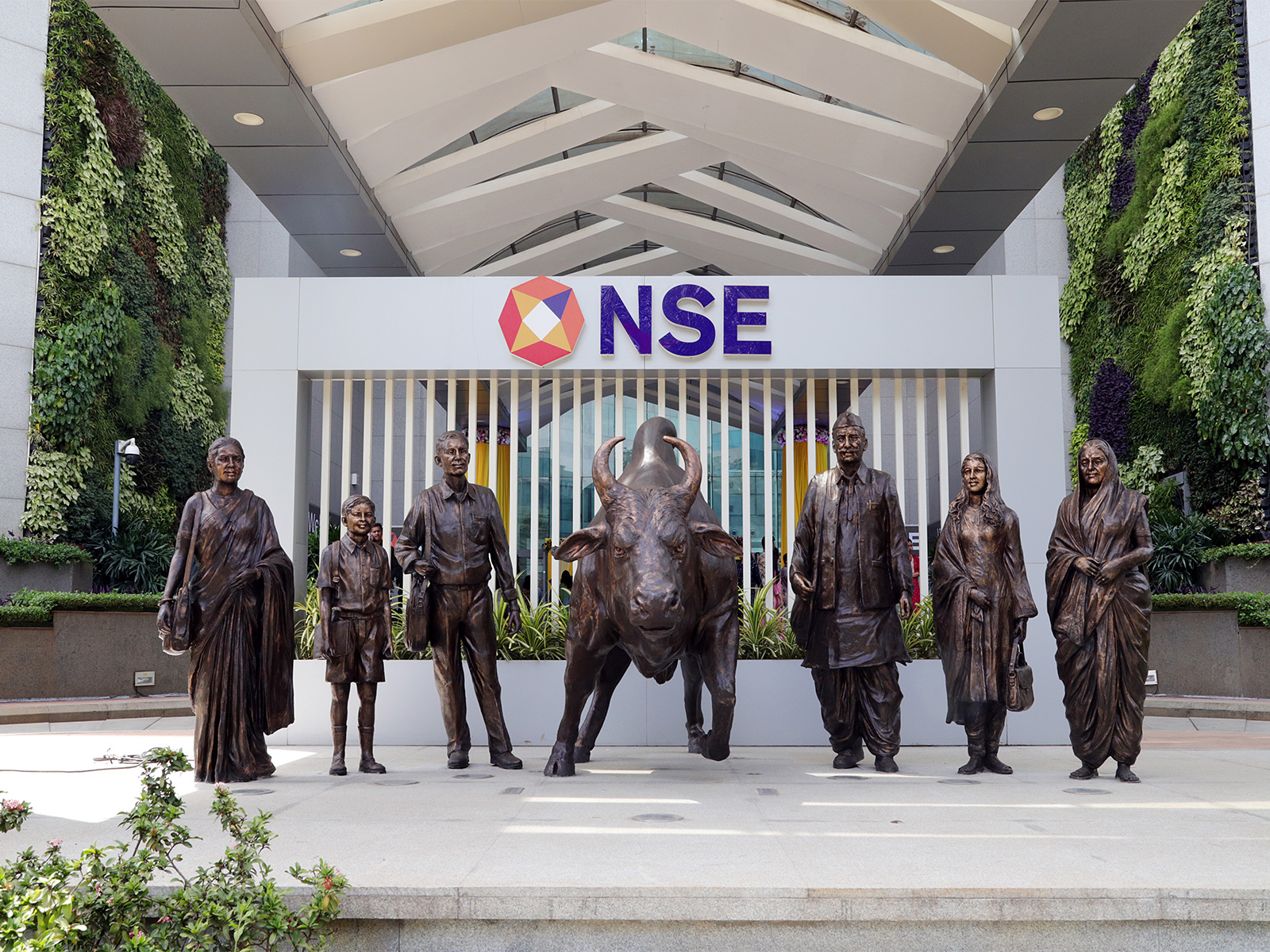 Nifty holds range as markets end higher on global cues