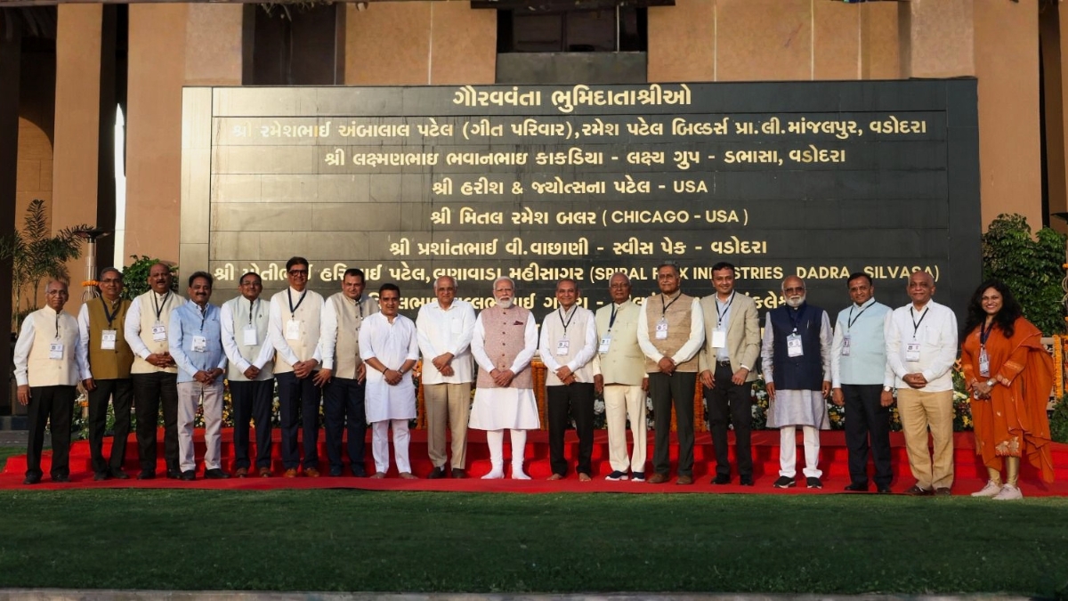 PM Narendra Modi Inaugurates Sardardham in Vadodara, Meets Trustees Including Dr. Parul Patel